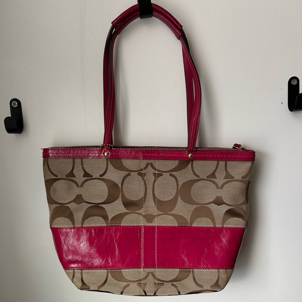 EUC COACH SHOULDER BAG WITH PINK ACCENT